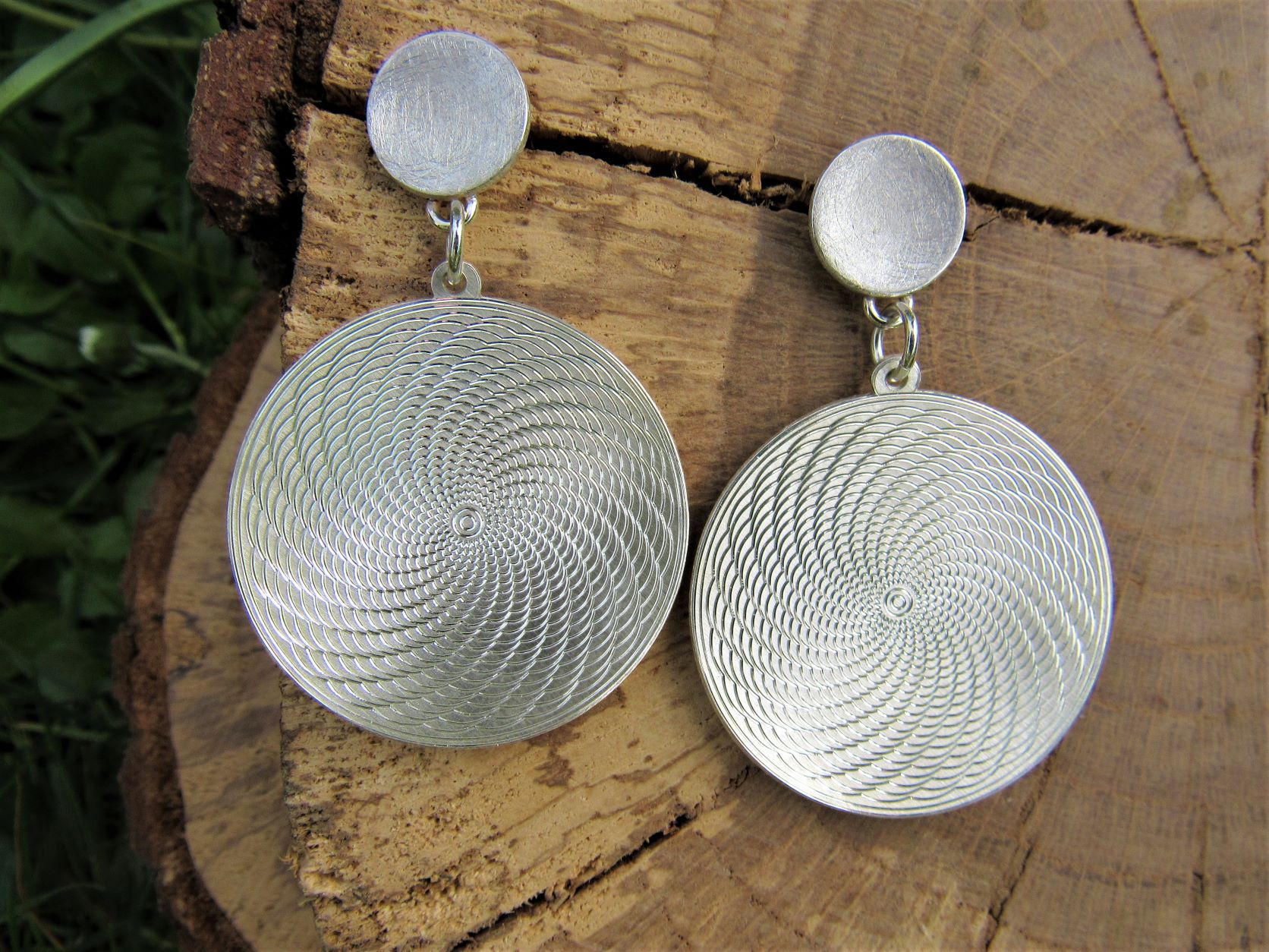 Ohrstecker mit aufwendiger Gravur